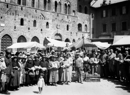 italie, toscane, pise, personnes sur la place pour le marché, 1920 1930