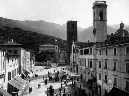 italie, toscane, pietrasanta, piazza umberto primo vue de la rocchetta, 1920 1930