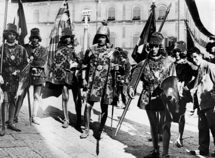 europe, italie, toscane, les figurants de la contrada della tartuca à l'occasion du palio, 1910 1920