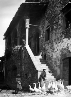europe, italie, toscane, poppi, paysannes dans une ferme près de porrena, 1920 1930