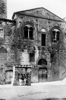 europe, italie, toscane, san giminiano, un groupe de femmes assises au-dessus d'un puits, 1920 1930
