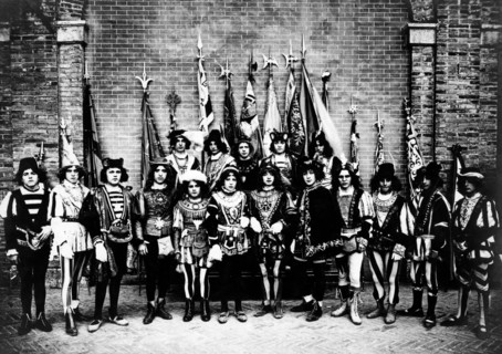 europe, italie, toscane, sienne, photo de groupe des pages des dix-sept contrade, 1920 1930