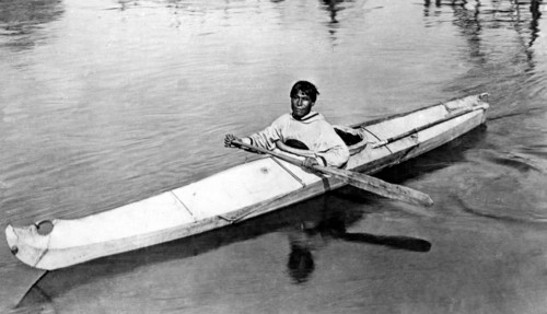 amérique, alaska, homme sur un kayak, 1910 1920
