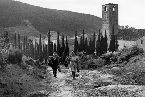 europe, italie, toscane, san baronto, femmes près du monastère, années 1920