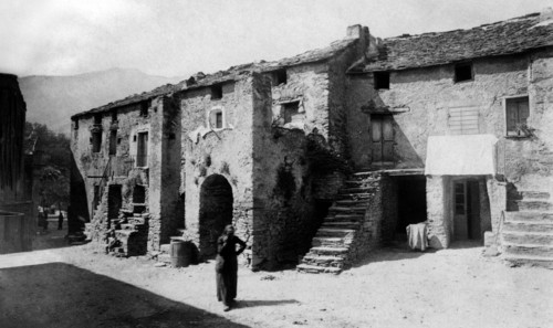 europe, france, corse, ajaccio, maisons à la cour, 1920