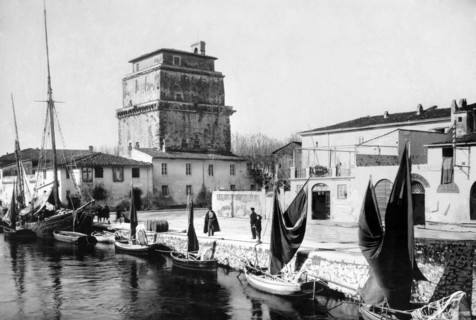 europe, italie, toscane, viareggio, entrée d'un voilier dans le canal, 1910 1920