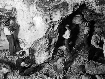 europe, italie, toscane, volterra, excavation de blocs d'albâtre, années 1950