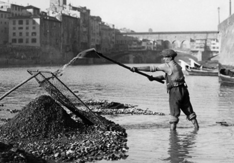 italie, toscane, florence, arno renaiolo au travail près du vieux pont, 1920 1930