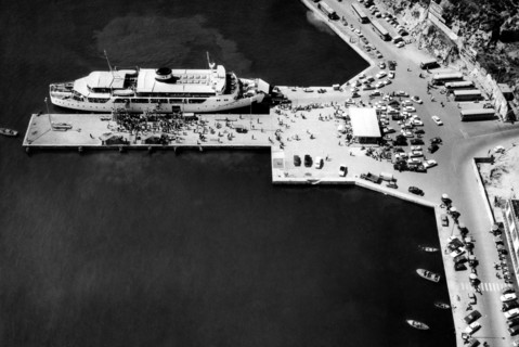 italie, toscane, île d'elbe, vue aérienne de portoferraio, 1964