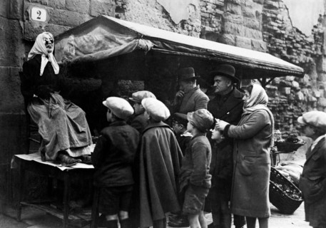 italie, toscane, enfants devant la befana, 1920 1930