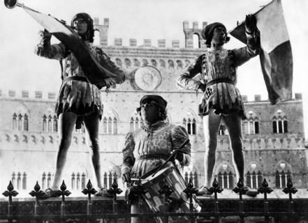 europa, italie, toscane, sienne, les trompettes et le tambour du palio, 1950