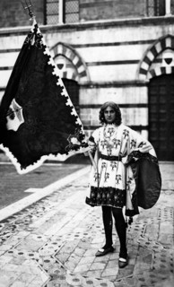 europe, italie, toscane, sienne, portrait du porte-drapeau de la contrada della selva, 1940 1950