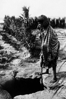 afrique, libye, petite fille à un puits d'eau, 1910 1920