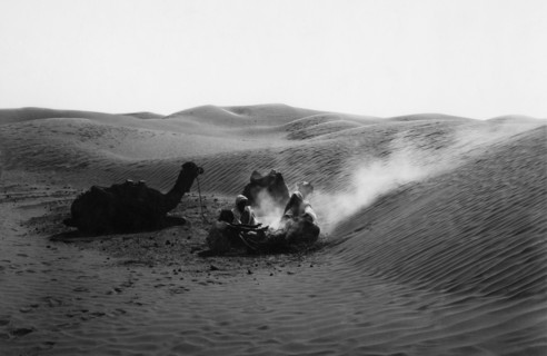 afrique, libye, camp d'hommes dans le désert, 1920 1930