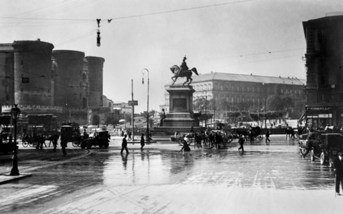 campanie, naples, piazza municipio dominée par le maschio angioino ou castel nuovo, 1920