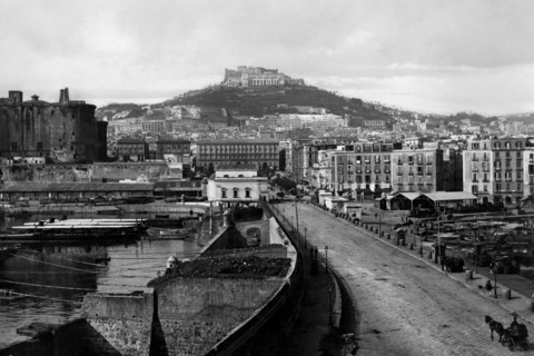 campanie, naples, la jetée, le maschio angioino et vue du castel sant'elmo et de la certosa di san martino, 1910 1920