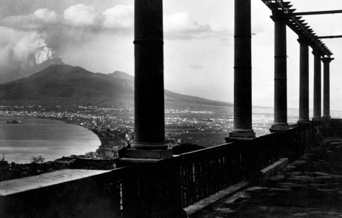 campanie, vue du vesuvius depuis une terrasse, 1920