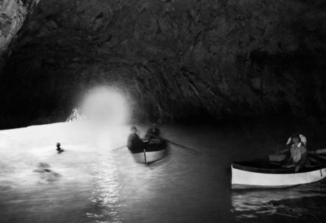 italie, campanie, île de capri, intérieur de la grotta azzurra, 1920 1930