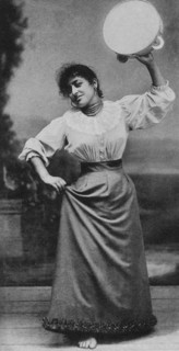 italie, campanie, île de capri, danseuse de tarentelle avec costume typique, 1920 1930