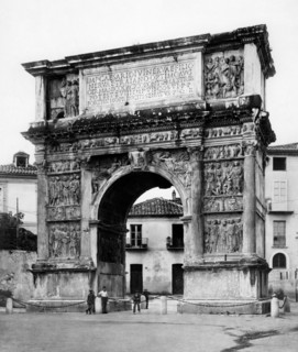 italie, campanie, benevento, le côté sud de l'arc de trajan, 1931