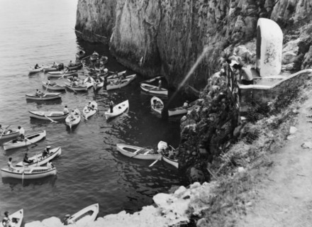 italie, campanie, île de capri, bateaux à l'entrée de la grotta azzurra attendant la vapeur, 1930 1940