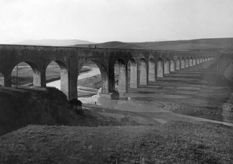 italie, basilicate, l'aqueduc des Pouilles, pont-canal sur la fiumara di atella, 1920 1930