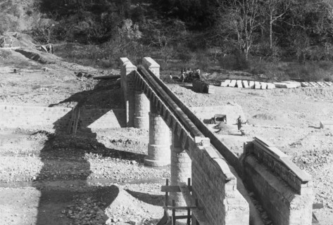 italie, basilicate, armento, passerelle de l'aqueduc pugliese sur le torrent fiumara, 1920 1930