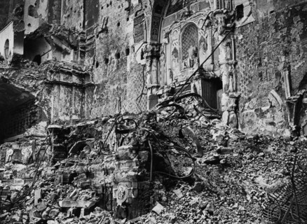 italie, campanie, naples, basilique de santa chiara, le tombeau du roi roberto d'angios détruit par un bombardement, 1943