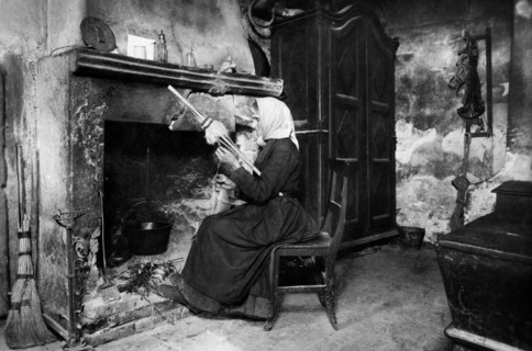 Italie, Piémont, Murisengo, vieille femme dans sa maison, années 1920