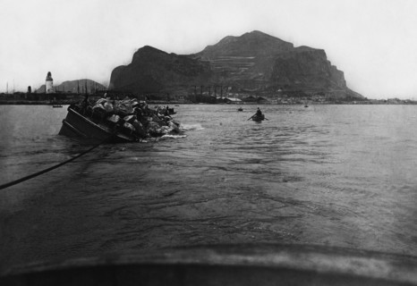 italie, sicile, palerme, port, renversement de blocs rocheux pour des barrières, 1920 1930
