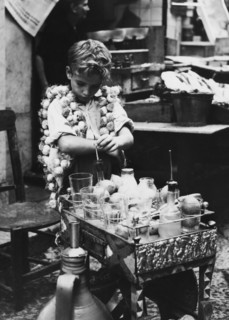 italie, sicile, palerme, jeune vendeur de boissons gazeuses, 1959