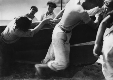 italie, campanie, naples, cale sèche des pêcheurs les gozzi, 1940