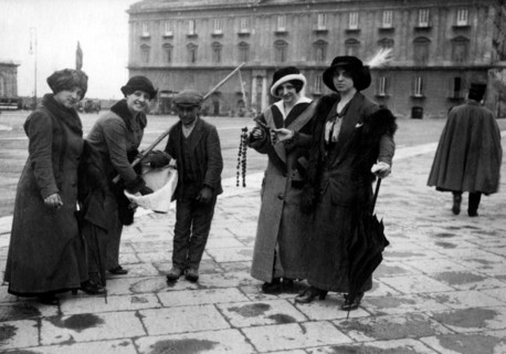italie, campanie, naples, piazza del palazzo reale, marchand de noisettes et de châtaignes, années 1900