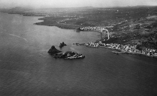europe, italie, sicile, aci castello, vue de la côte avec les îles cyclopes, 1930