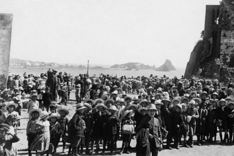 europe, italie, sicile, aci castello, écoliers en visite, 1922
