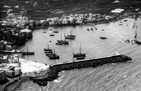 Europe, Italie, Sicile, Trapani, Pantelleria, vue aérienne du port, 1920-30