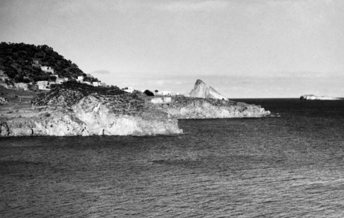 europe, italie, sicile, île de panarea, panorama avec scogli dattilo et lisca bianca, 1930