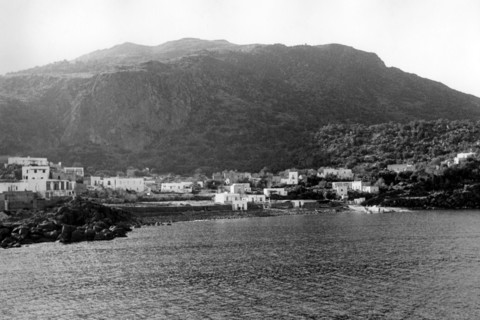 europe, italie, sicile, île de panarea, vue de la côte depuis la mer, 1940 1950