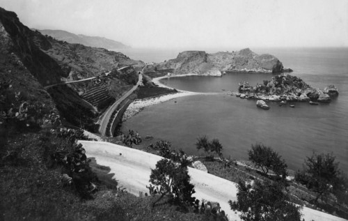 italie, sicile, taormine, panorama de l'isola bella, 1920 1930