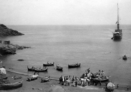 italie, sicile, île d'ustica, le débarquement des bateaux à vapeur et le bureau de poste, 1910 1920