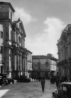 italie, calabre, catanzaro, la place de la préfecture et l'église de l'immaculée, 1940 1950