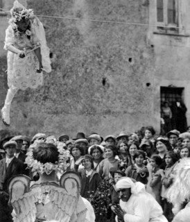 europe, italie, calabre, tiriolo, représentation religieuse sur la piazza, 1920 1930
