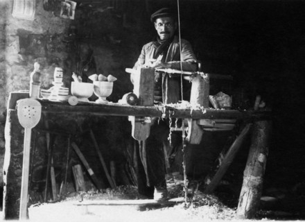 europe, italie, calabre, catanzaro, artisan au travail sur un tour, 1920 1930
