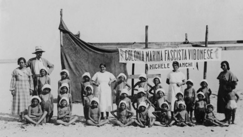 europe, italie, calabre, vibo valentia, enfants à la colonie d'héliothérapie sur la plage de vibo marina, 1910 1920