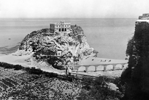 europe, italie, calabre, vibo valentia, tropea, vue de l'église de santa maria dell'isola, 1930