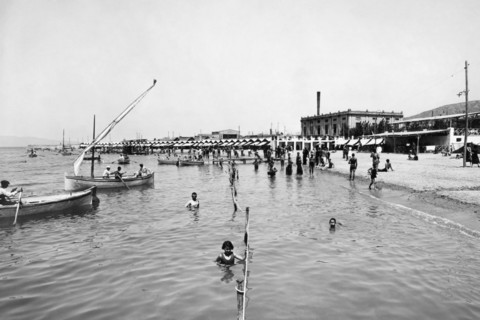 europa, italie, calabre, reggio calabria, baigneurs à la mer, 1930 1940