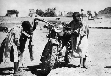 afrique, éthiopie, macallè, enfants intrigués par une moto, 1930