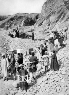 afrique, égypte, nécropole de thèbes, deir el-medina, site de découverte de la tombe de l'architecte kha et de sa femme merit, objets funéraires, 1906