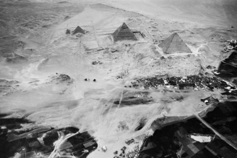 afrique, egypte, le caire, vue aerienne des pyramides, 1920s 1930