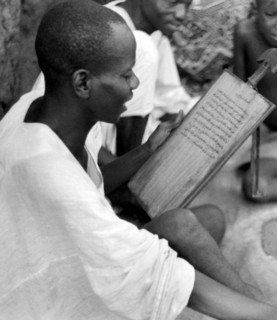 afrique, ghana, jeune dagomba lisant le koran, 1930